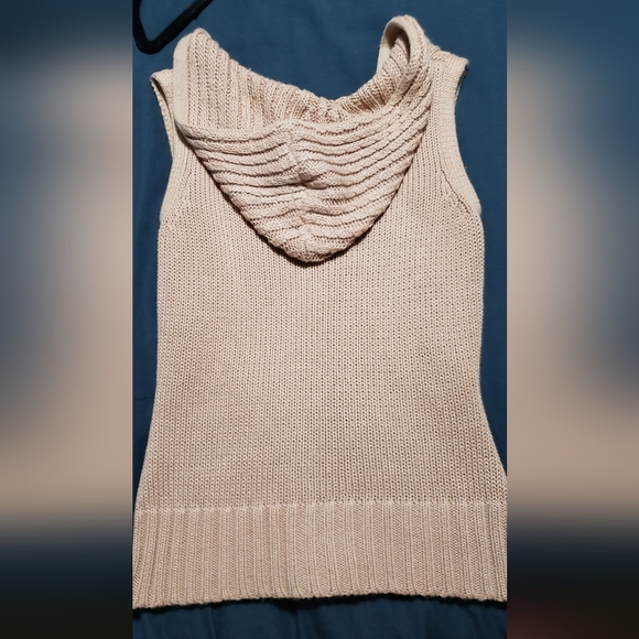 Charlotte Russe Hooded Sleeveless Sweater - Picture 8 of 10